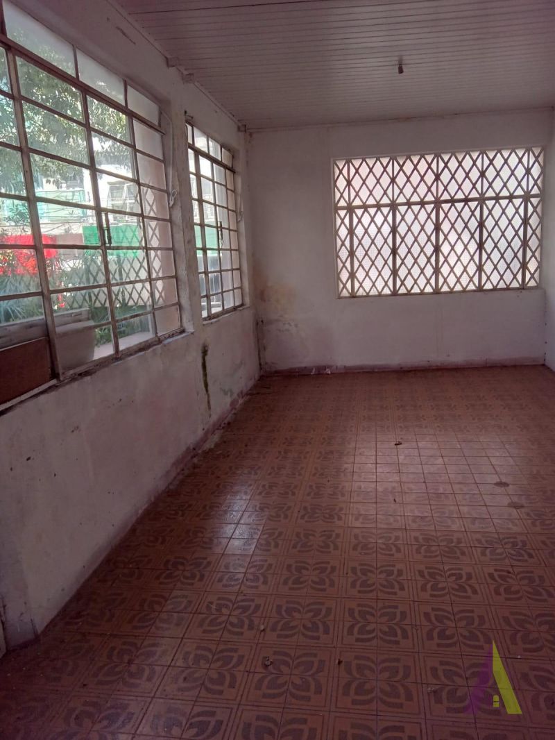 Casa Térrea de Esquina no Centro de São Roque!