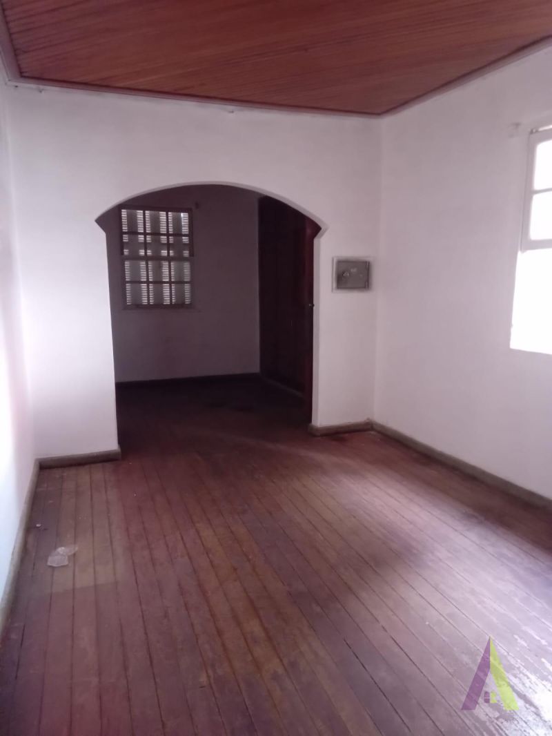 Casa Térrea de Esquina no Centro de São Roque!