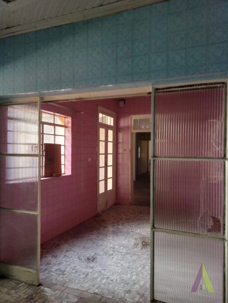 Casa Térrea de Esquina no Centro de São Roque!