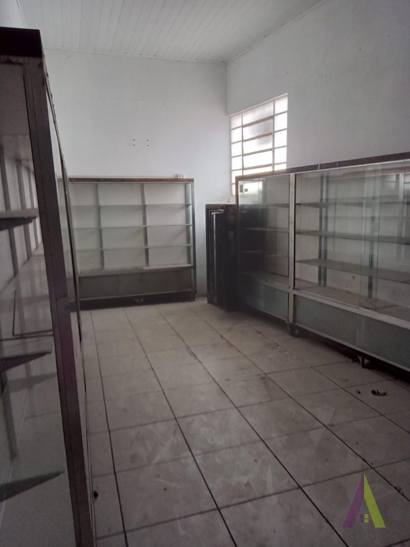 Casa Térrea de Esquina no Centro de São Roque!