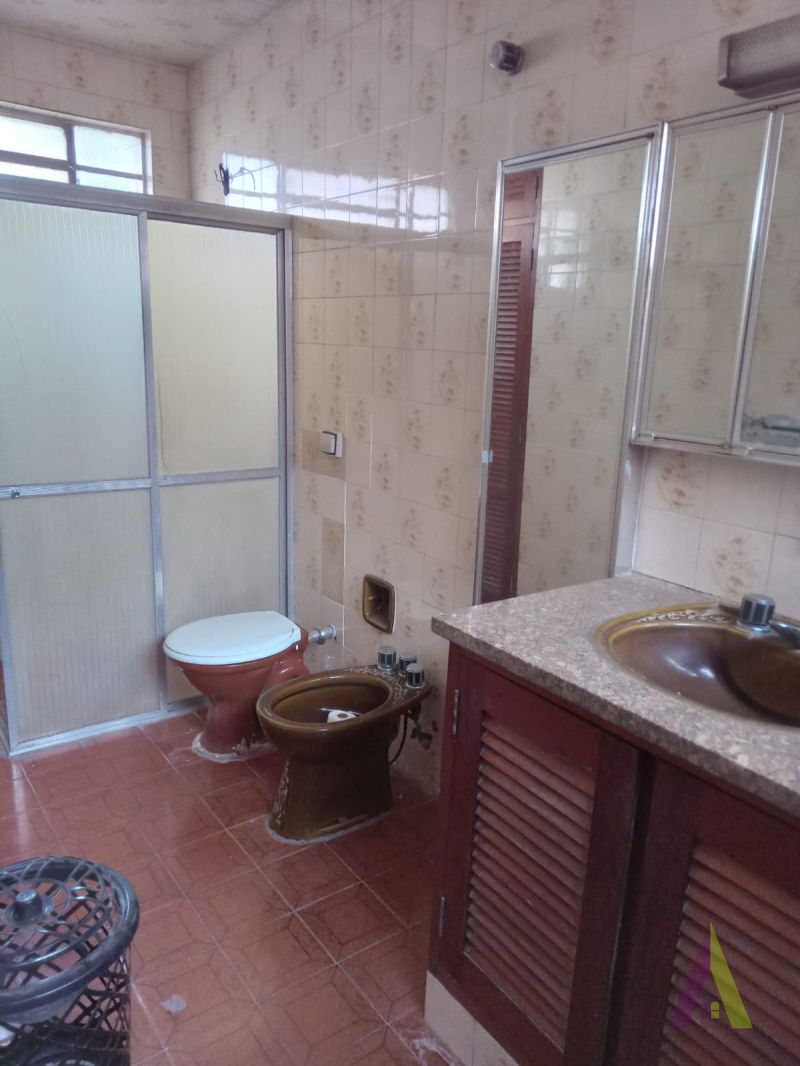 Casa Térrea de Esquina no Centro de São Roque!