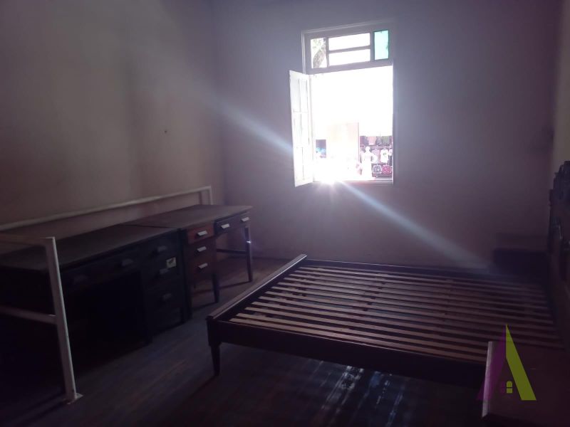 Casa Térrea de Esquina no Centro de São Roque!