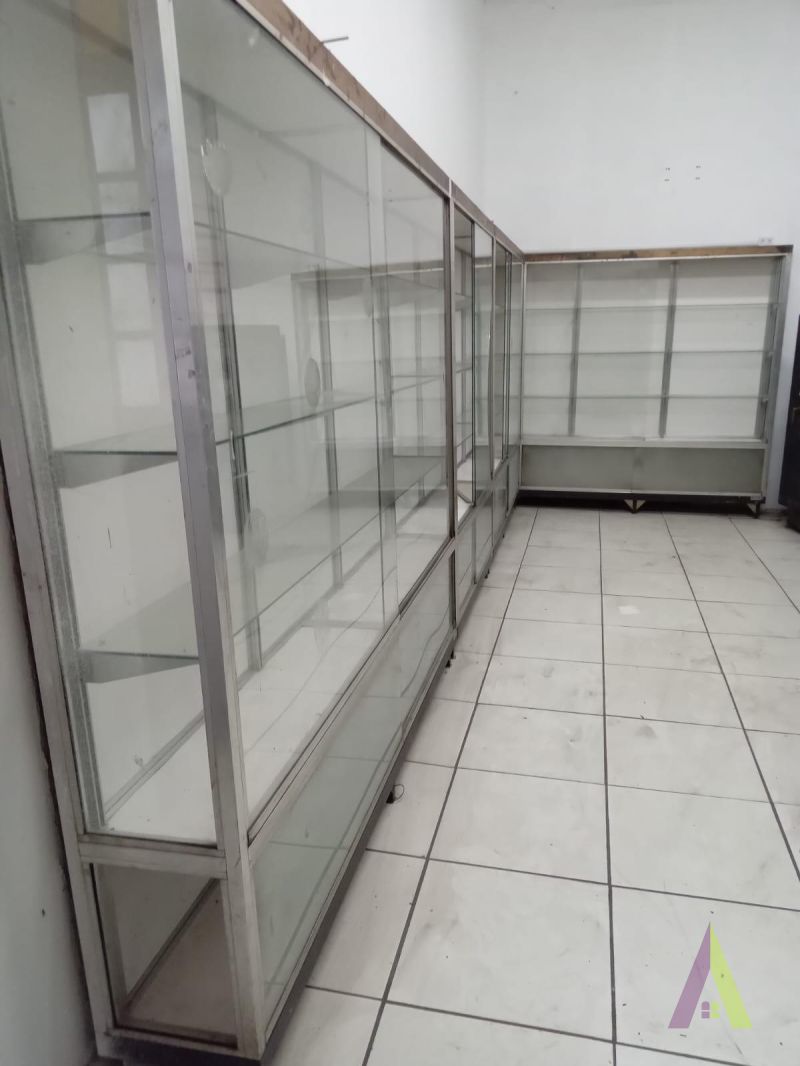 Casa Térrea de Esquina no Centro de São Roque!