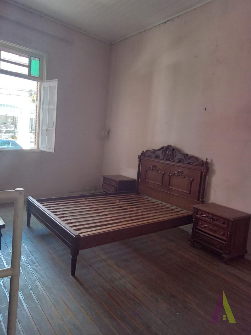 Casa Térrea de Esquina no Centro de São Roque!