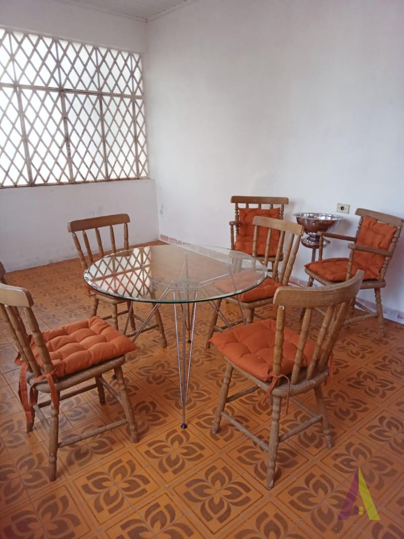 Casa Térrea de Esquina no Centro de São Roque!