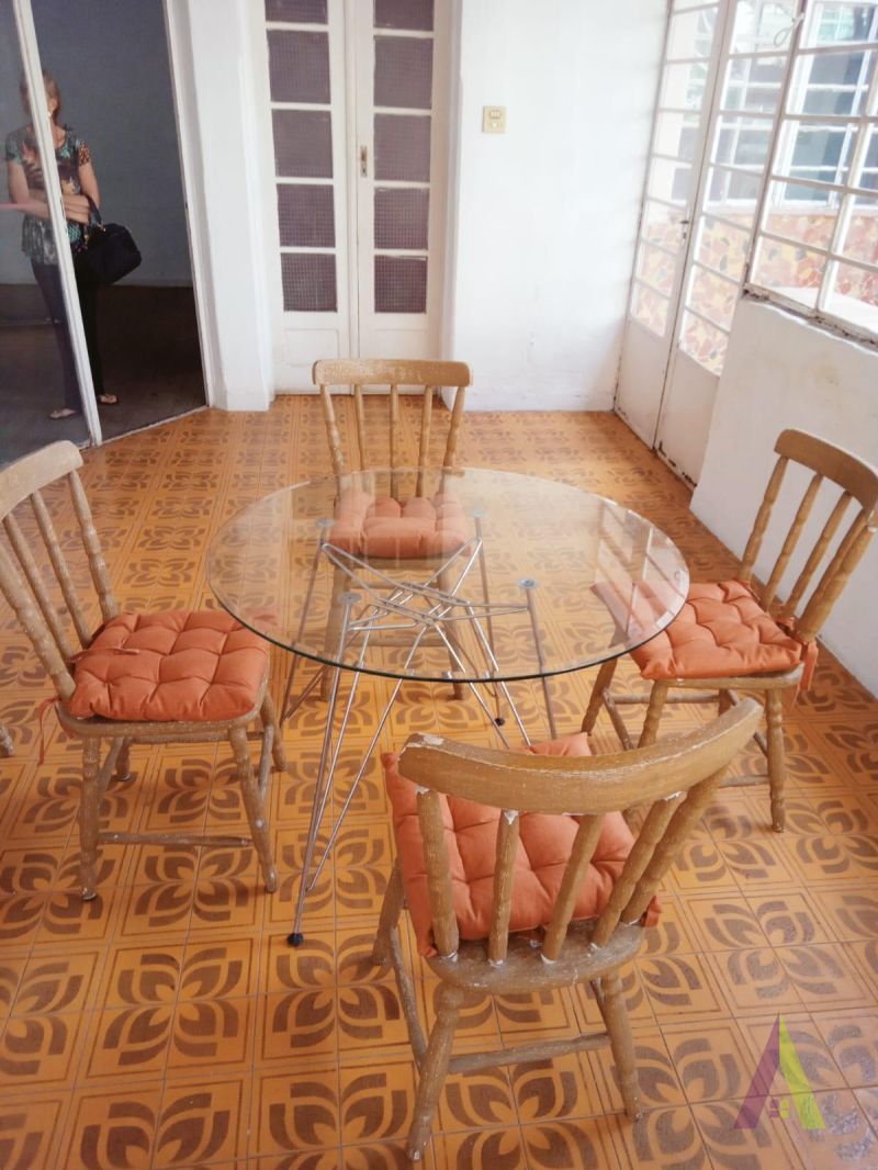 Casa Térrea de Esquina no Centro de São Roque!