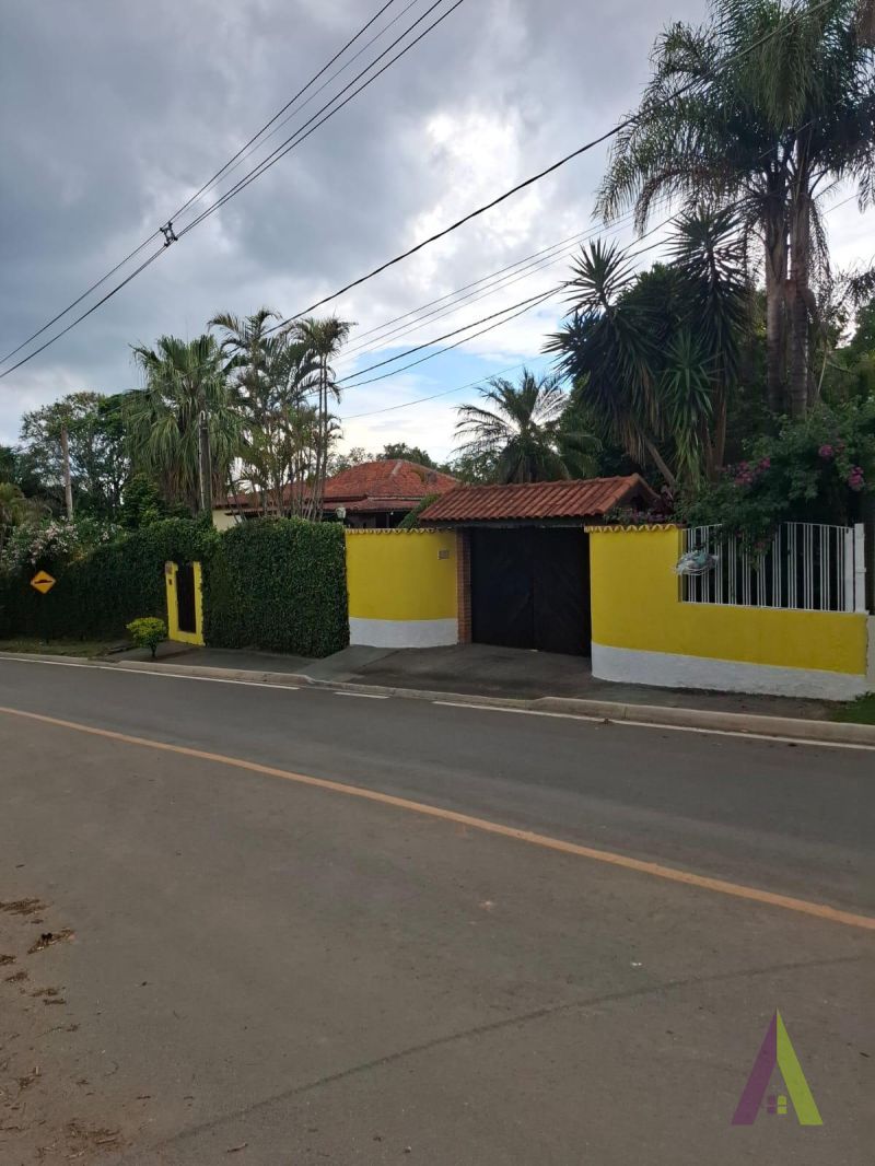 Chácara Rodeada de Muito Verde em São Roque!