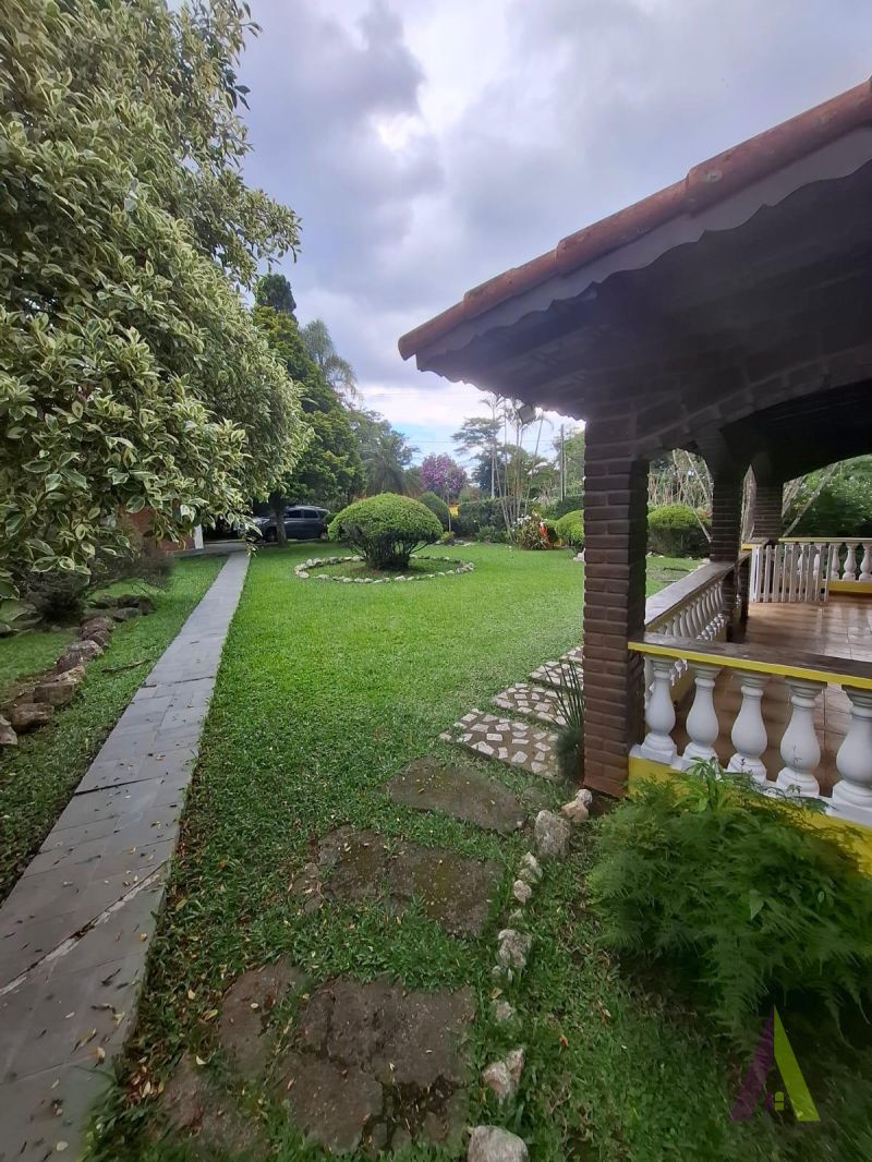 Chácara Rodeada de Muito Verde em São Roque!