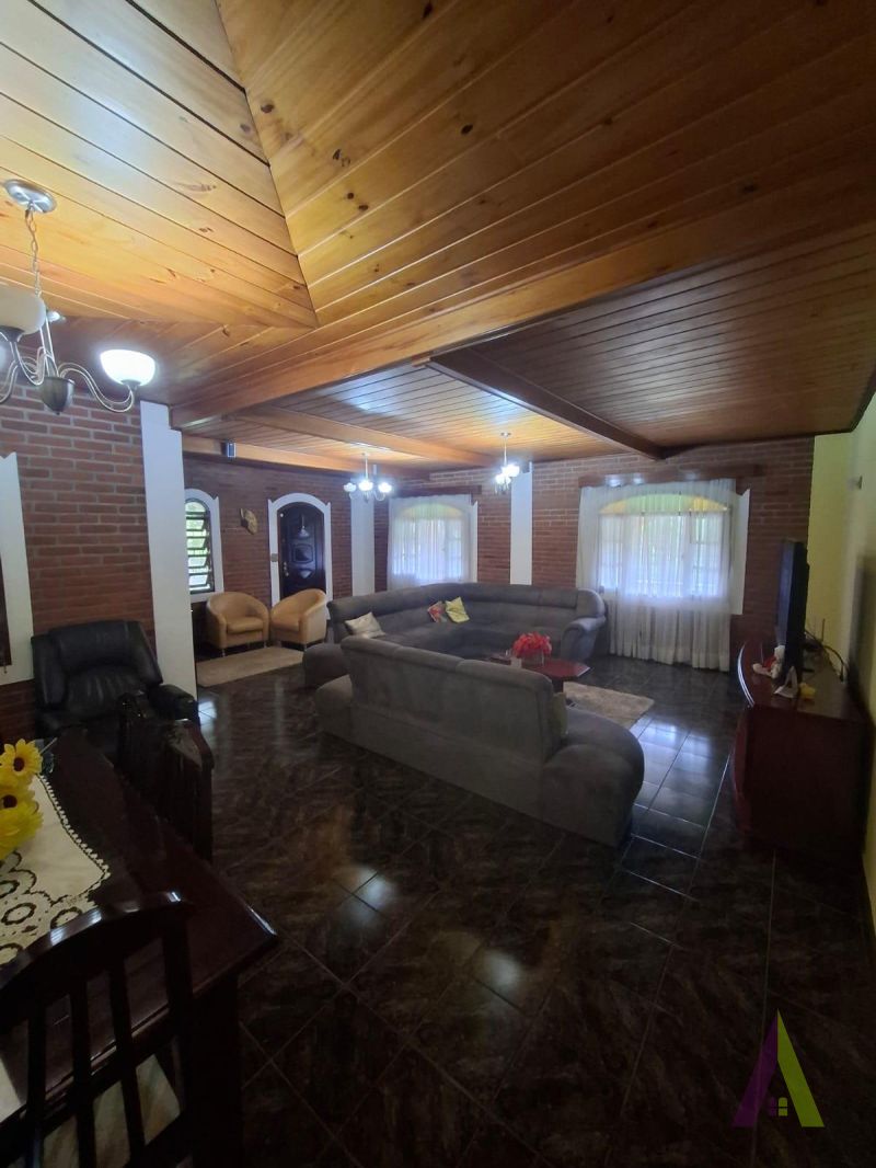 Chácara Rodeada de Muito Verde em São Roque!