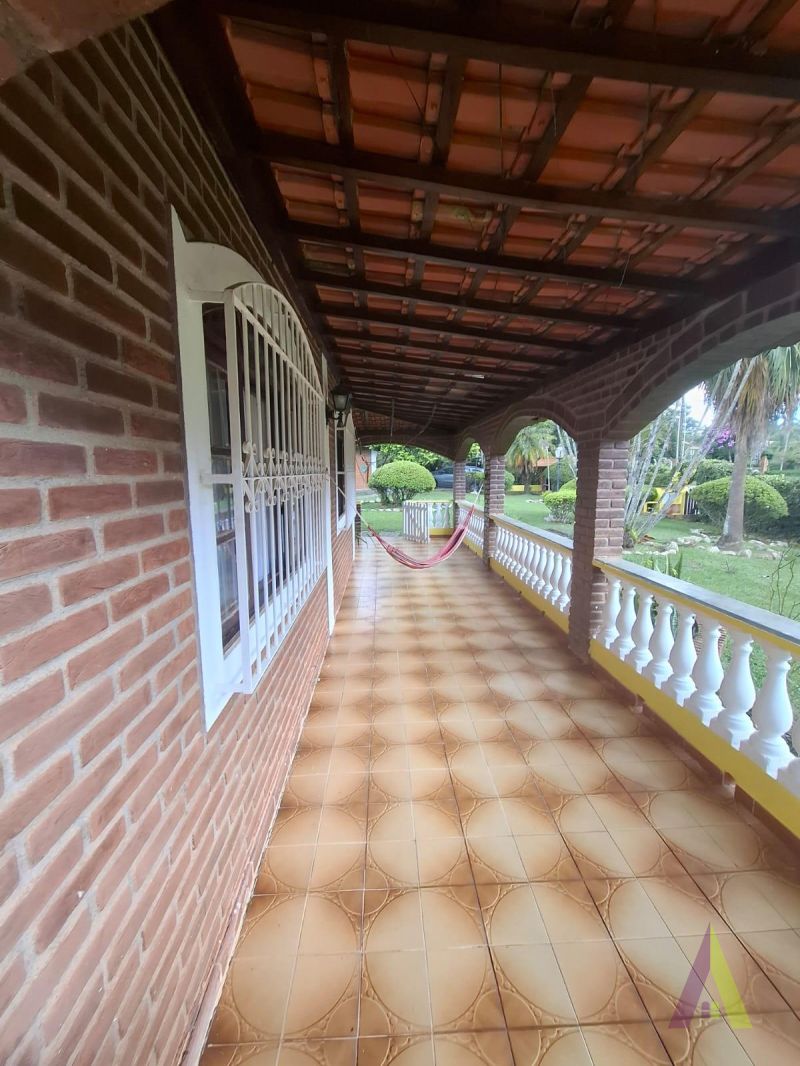 Chácara Rodeada de Muito Verde em São Roque!