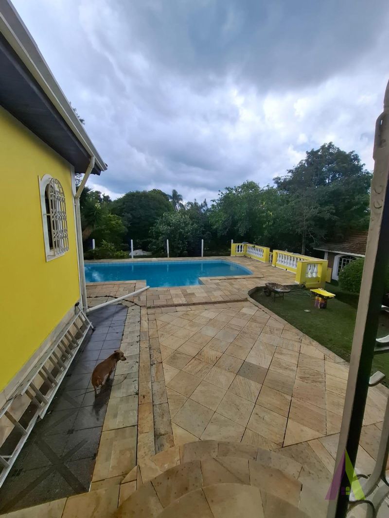 Chácara Rodeada de Muito Verde em São Roque!