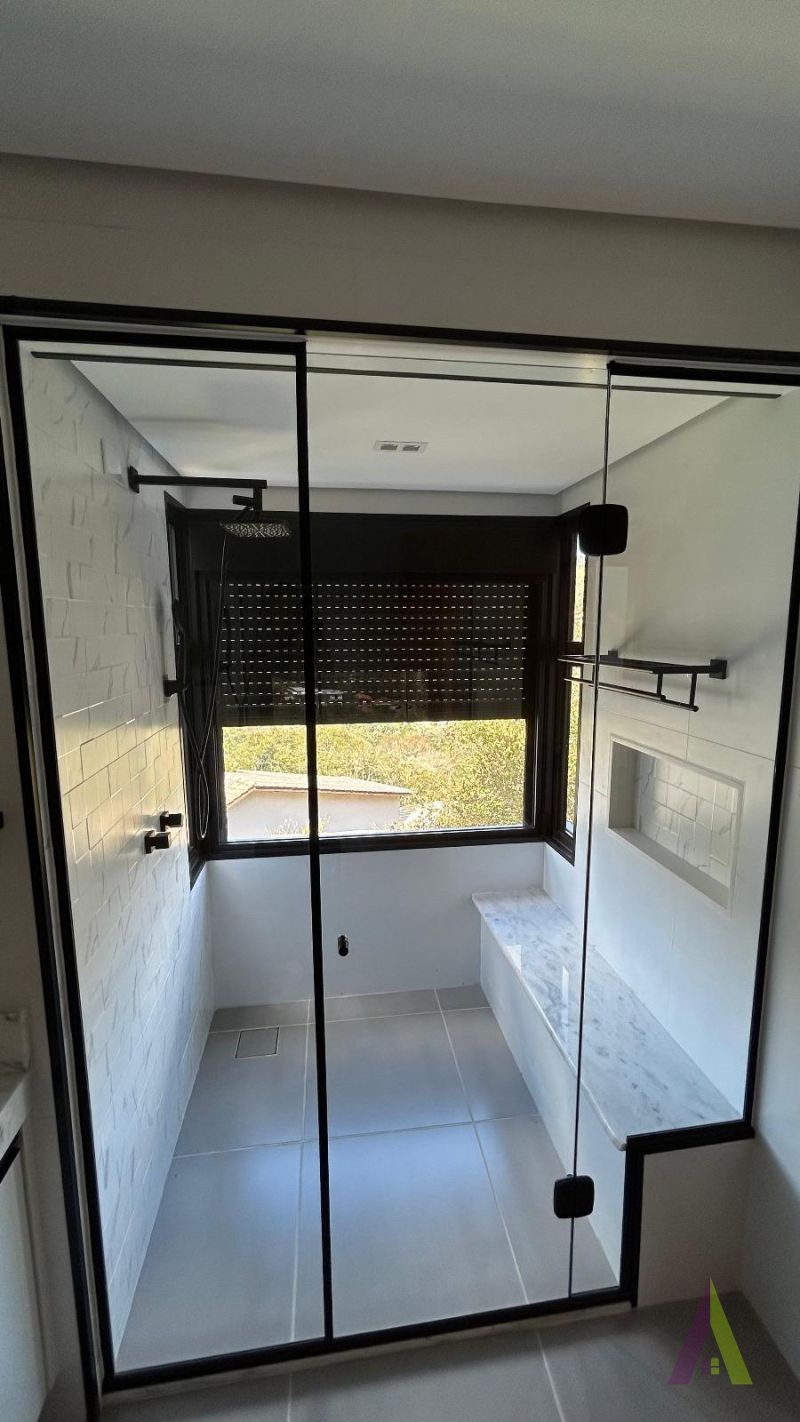 Casa Alto Padrão em Condomínio Fechado com Lago em São Roque!