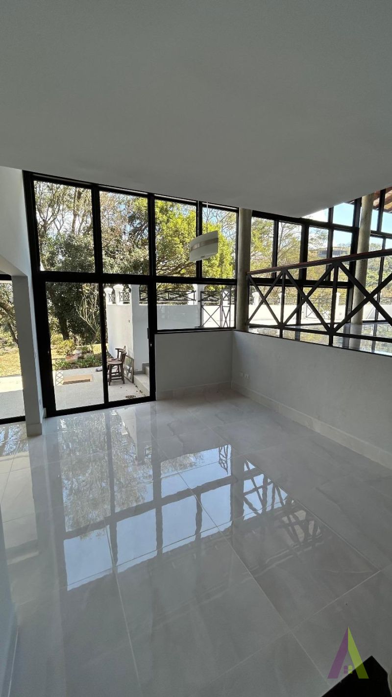 Casa Alto Padrão em Condomínio Fechado com Lago em São Roque!