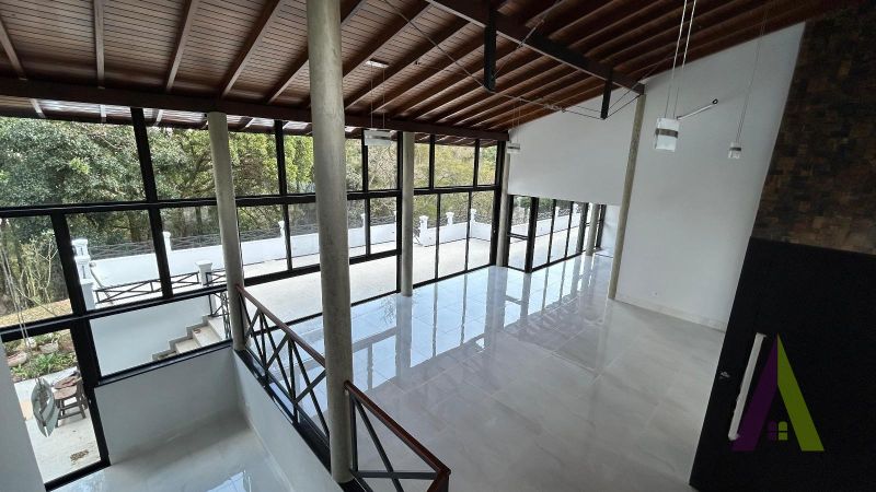 Casa Alto Padrão em Condomínio Fechado com Lago em São Roque!