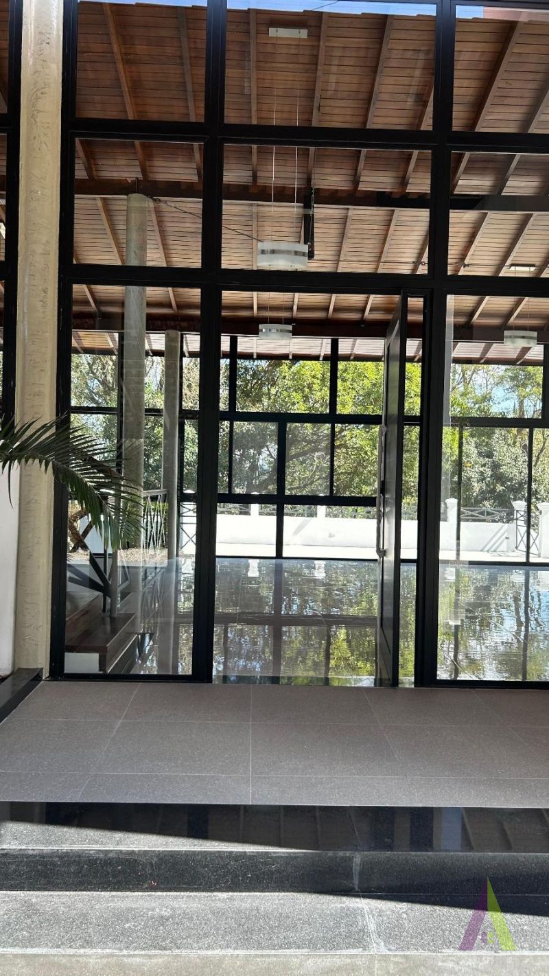 Casa Alto Padrão em Condomínio Fechado com Lago em São Roque!