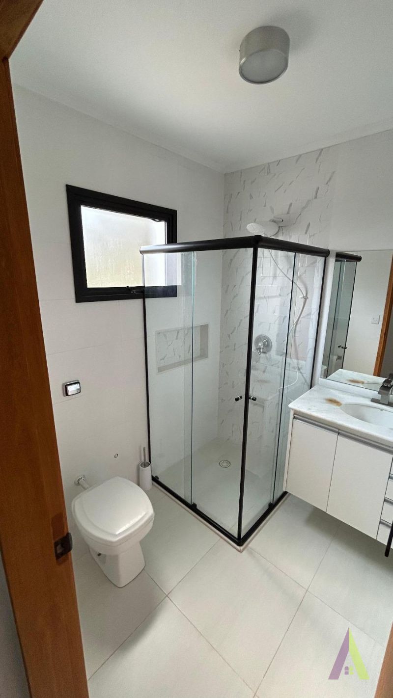 Casa Alto Padrão em Condomínio Fechado com Lago em São Roque!