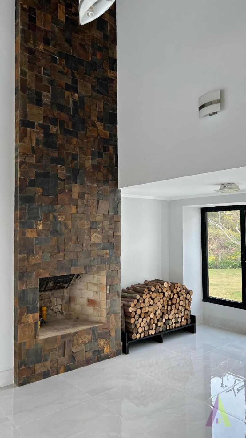 Casa Alto Padrão em Condomínio Fechado com Lago em São Roque!