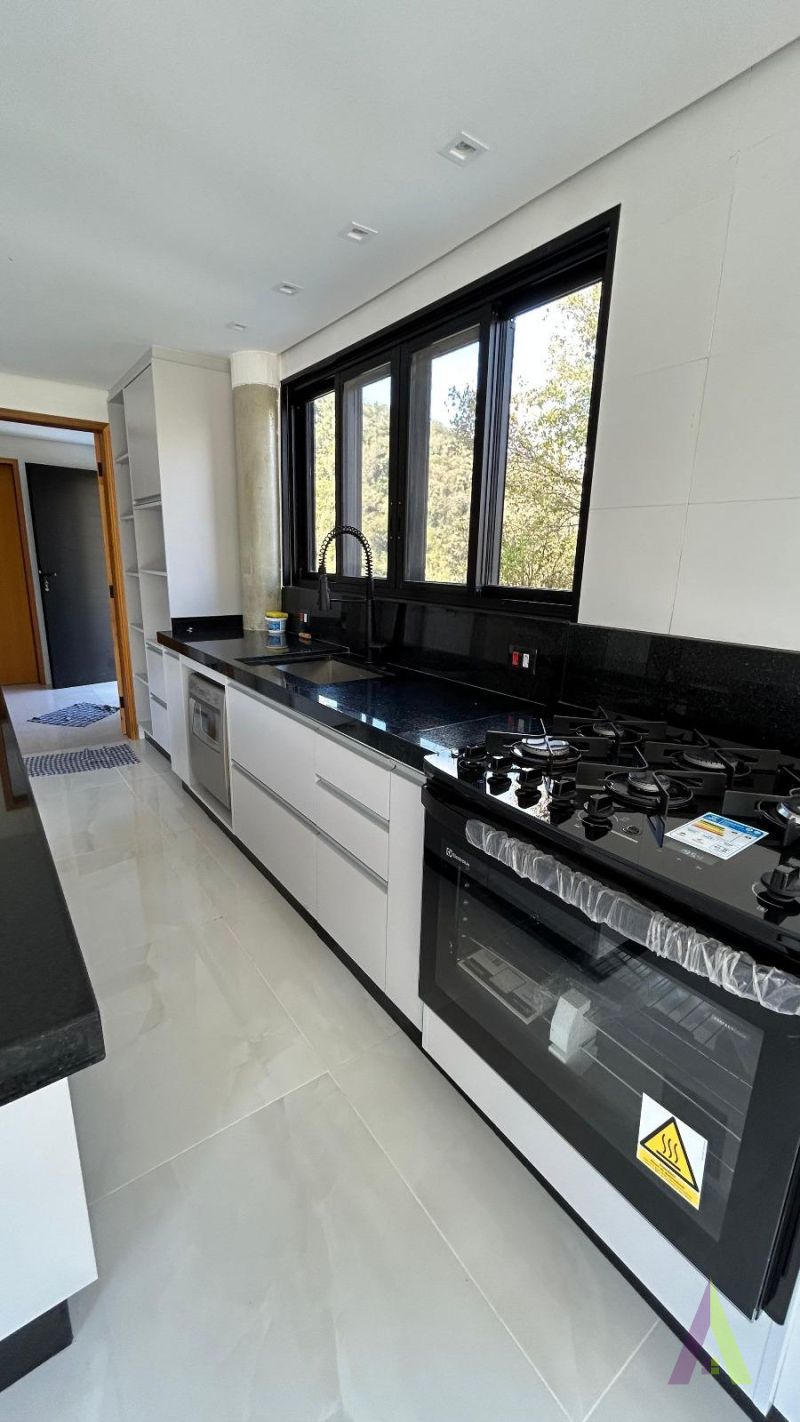 Casa Alto Padrão em Condomínio Fechado com Lago em São Roque!