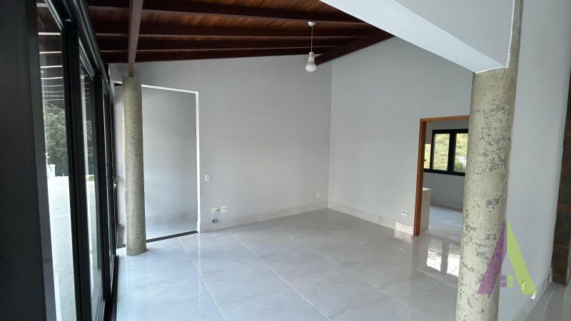 Casa Alto Padrão em Condomínio Fechado com Lago em São Roque!