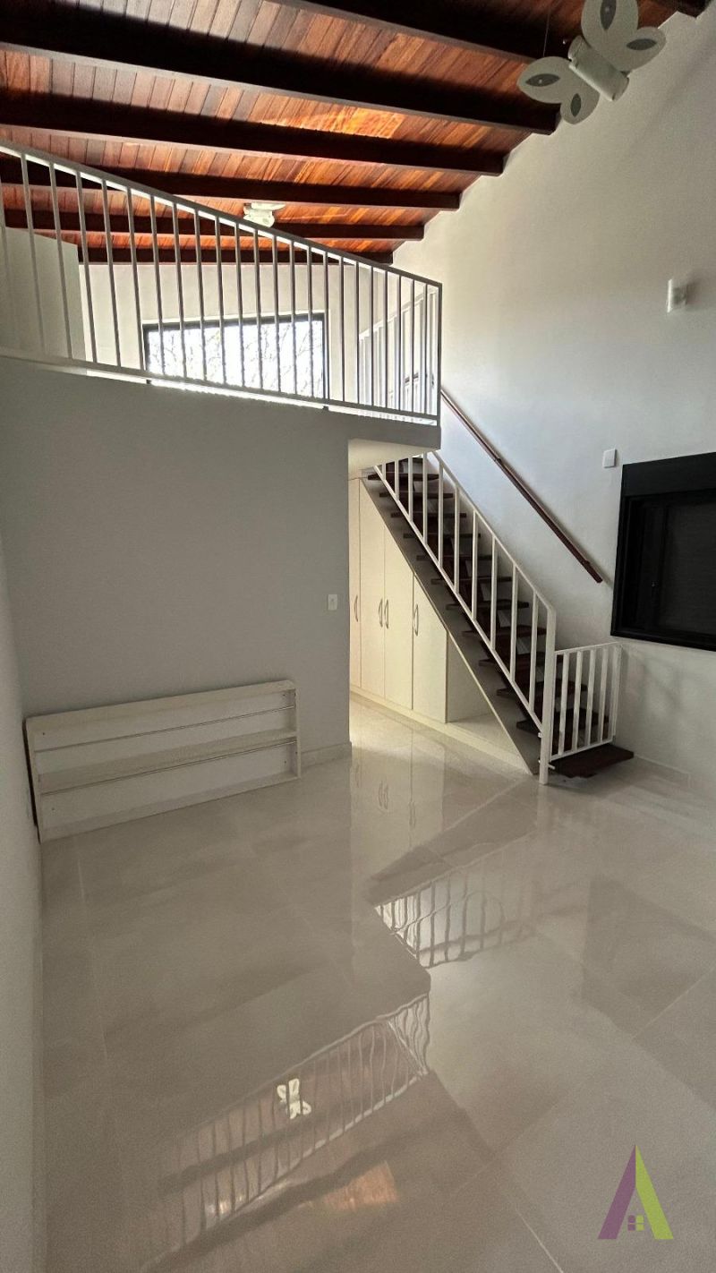 Casa Alto Padrão em Condomínio Fechado com Lago em São Roque!