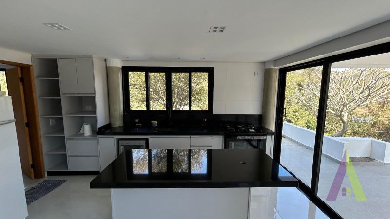 Casa Alto Padrão em Condomínio Fechado com Lago em São Roque!