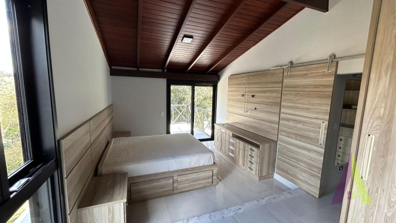 Casa Alto Padrão em Condomínio Fechado com Lago em São Roque!