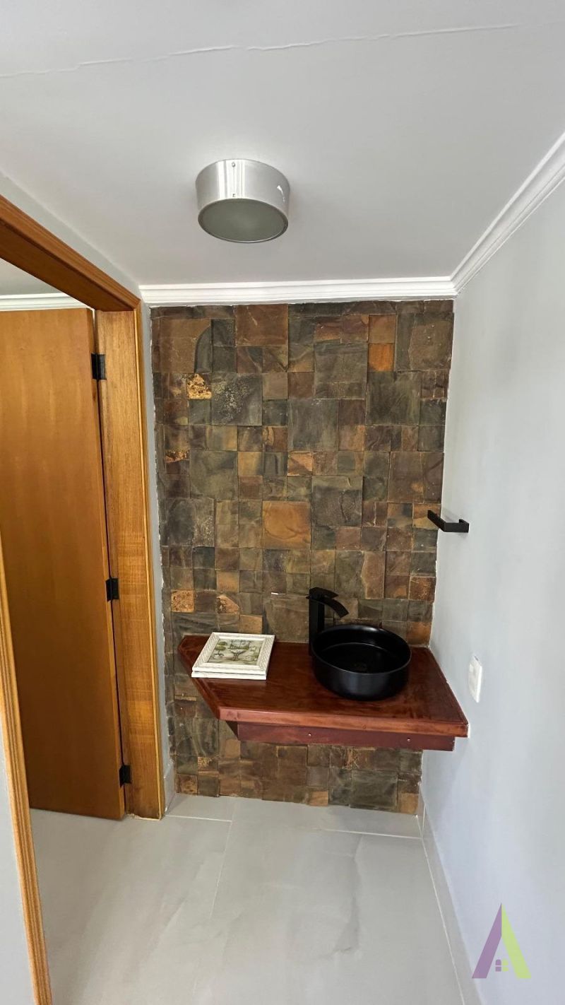 Casa Alto Padrão em Condomínio Fechado com Lago em São Roque!