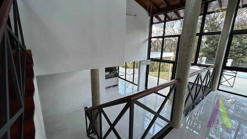 Casa Alto Padrão em Condomínio Fechado com Lago em São Roque!