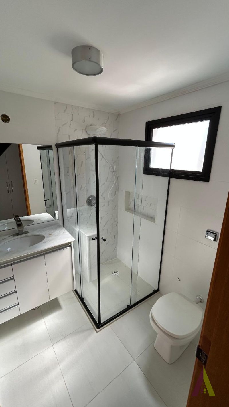 Casa Alto Padrão em Condomínio Fechado com Lago em São Roque!