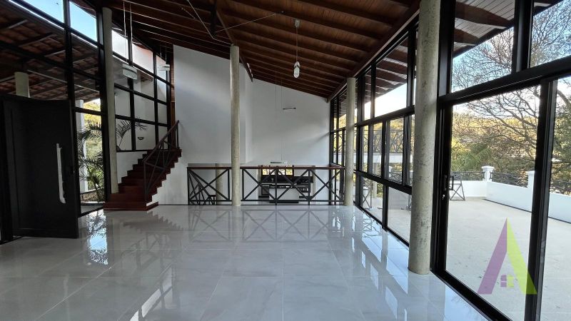 Casa Alto Padrão em Condomínio Fechado com Lago em São Roque!