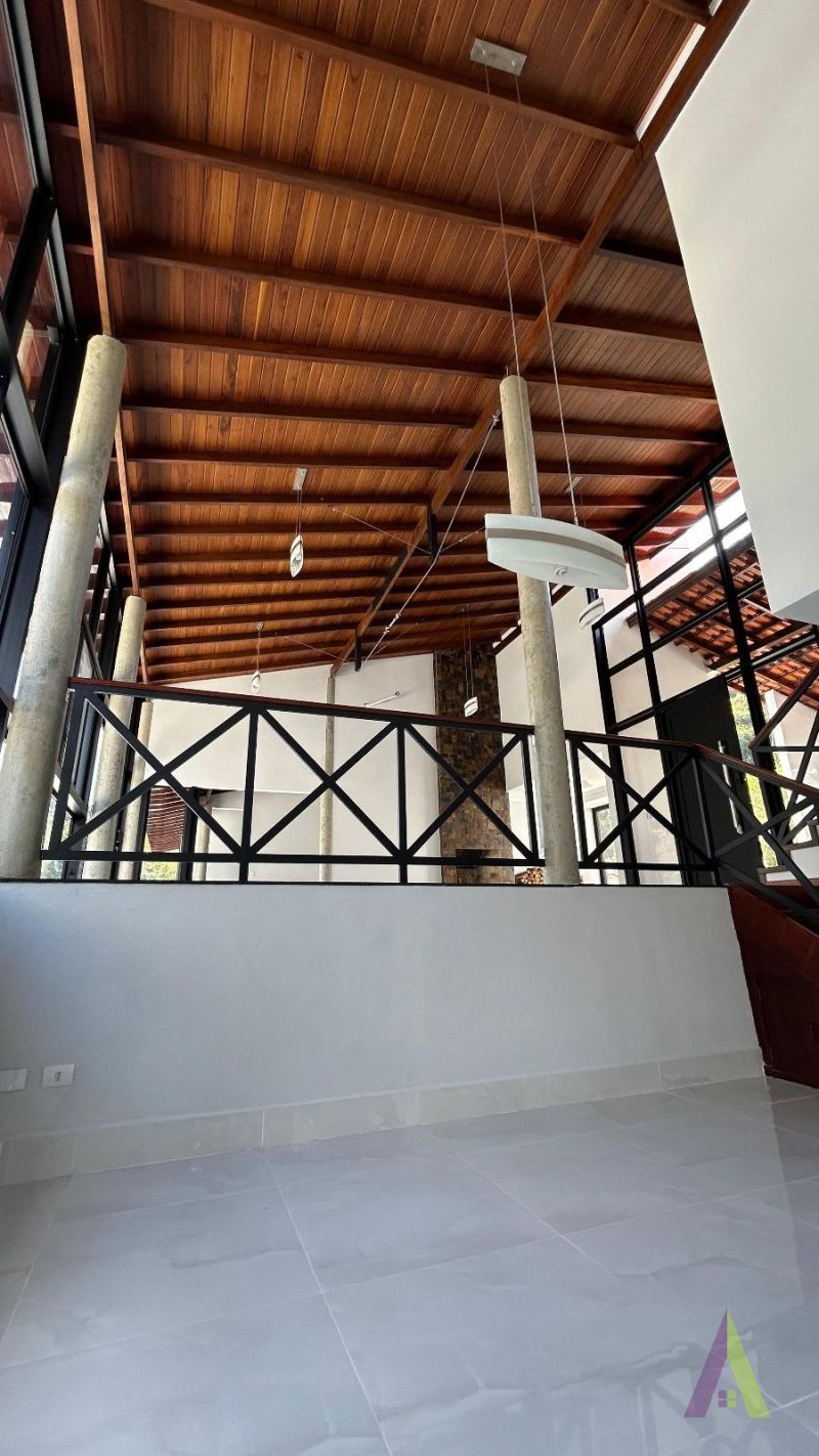 Casa Alto Padrão em Condomínio Fechado com Lago em São Roque!