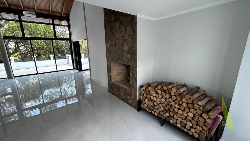 Casa Alto Padrão em Condomínio Fechado com Lago em São Roque!