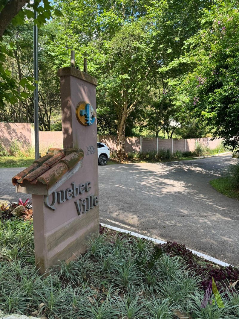 Casa Alto Padrão em Condomínio Fechado com Lago em São Roque!