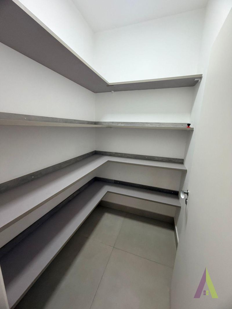 Casa Alto Padrão Térrea em Condomínio Fechado de São Roque! 