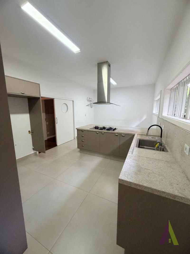 Casa Alto Padrão Térrea em Condomínio Fechado de São Roque! 