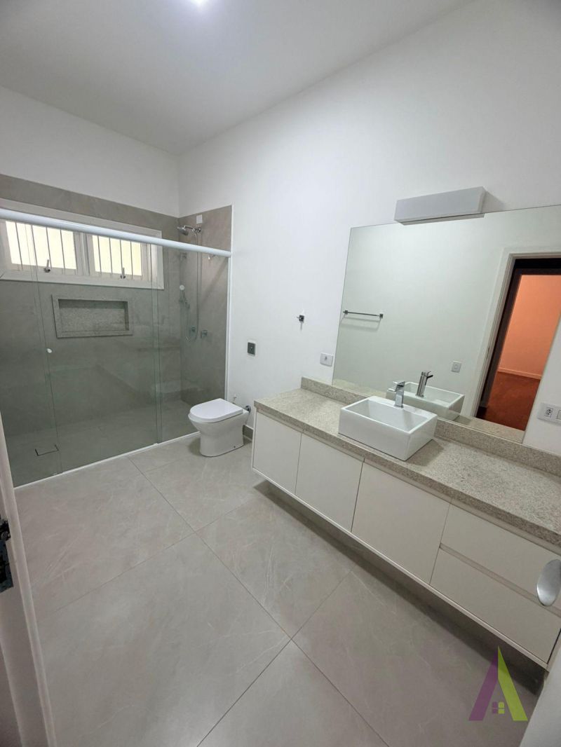 Casa Alto Padrão Térrea em Condomínio Fechado de São Roque! 