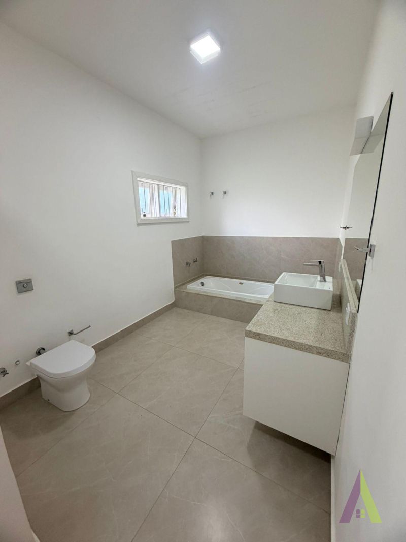 Casa Alto Padrão Térrea em Condomínio Fechado de São Roque! 