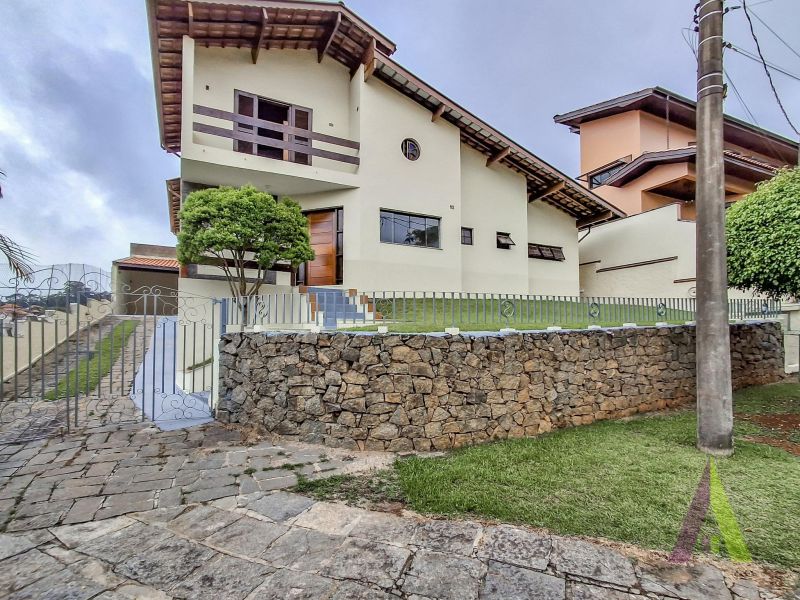 Casa em Condomínio Fechado de Alto Padrão em São Roque!