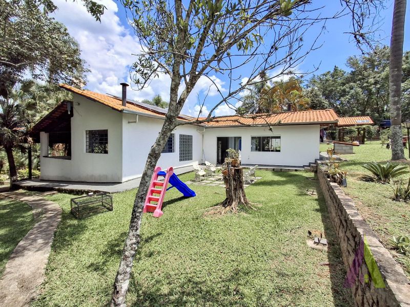 Sitio com lago, piscina aquecida e 3 casas próxímo da cidade de São Roque!