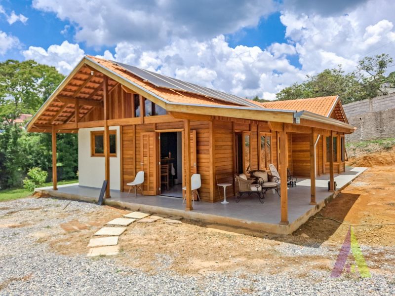 Sitio com lago, piscina aquecida e 3 casas próxímo da cidade de São Roque!