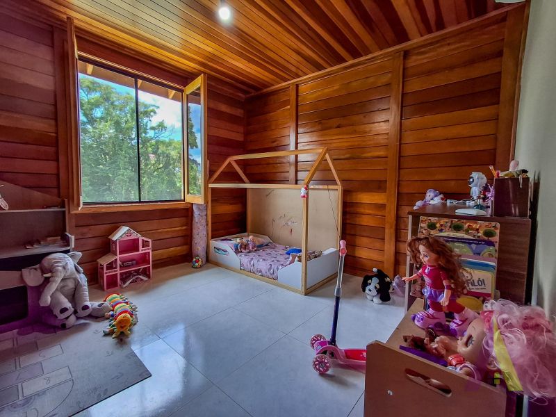 Sitio com lago, piscina aquecida e 3 casas próxímo da cidade de São Roque!