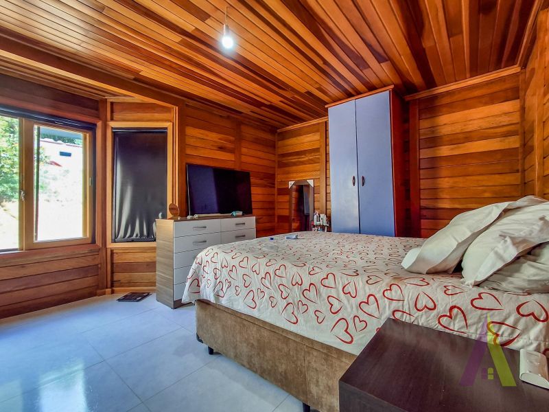 Sitio com lago, piscina aquecida e 3 casas próxímo da cidade de São Roque!