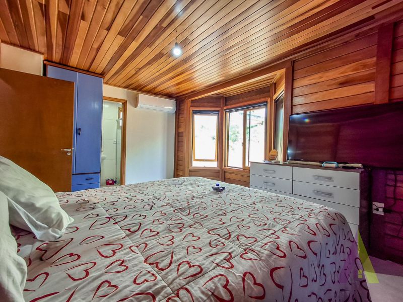 Sitio com lago, piscina aquecida e 3 casas próxímo da cidade de São Roque!