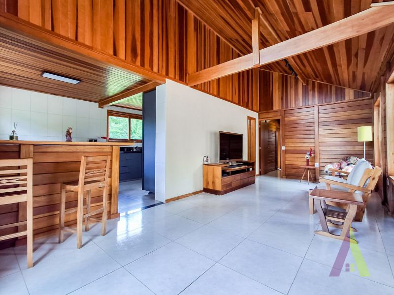 Sitio com lago, piscina aquecida e 3 casas próxímo da cidade de São Roque!