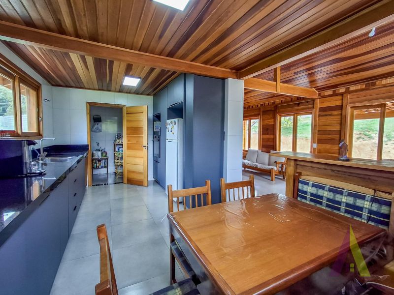 Sitio com lago, piscina aquecida e 3 casas próxímo da cidade de São Roque!