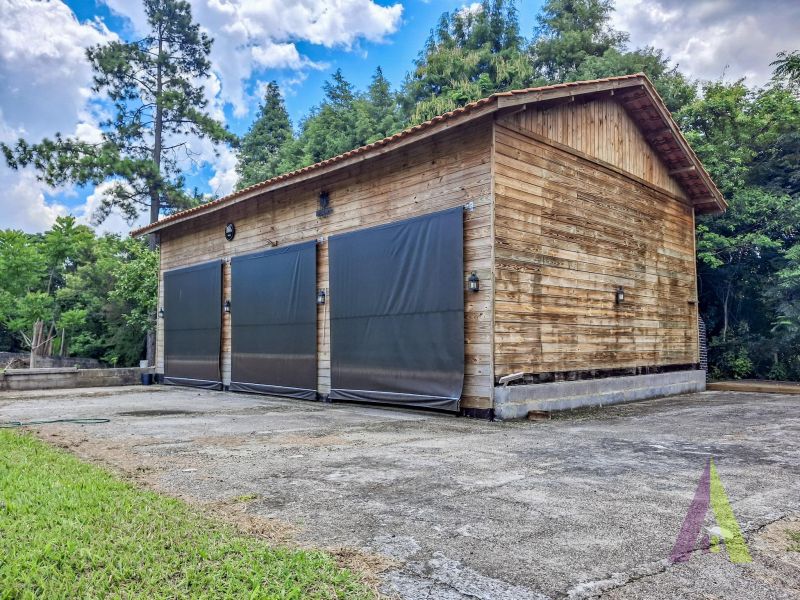 Sitio com lago, piscina aquecida e 3 casas próxímo da cidade de São Roque!