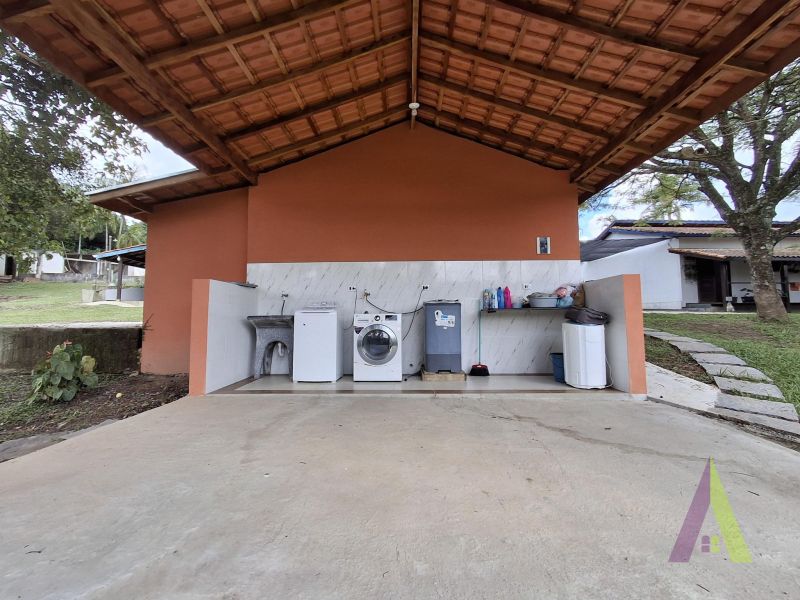 Sitio com lago, piscina aquecida e 3 casas próxímo da cidade de São Roque!