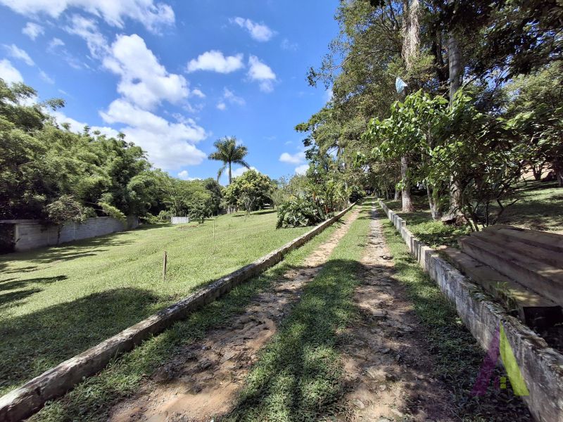Sitio com lago, piscina aquecida e 3 casas próxímo da cidade de São Roque!