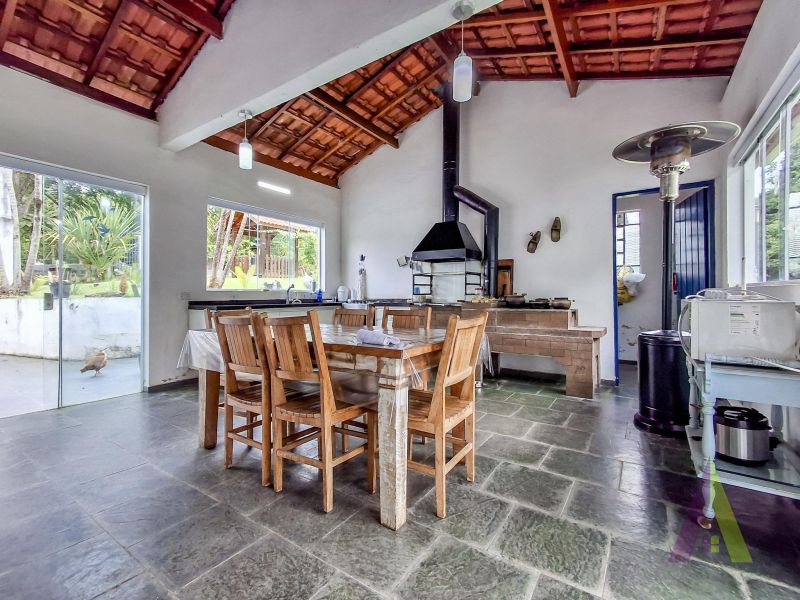 Sitio com lago, piscina aquecida e 3 casas próxímo da cidade de São Roque!