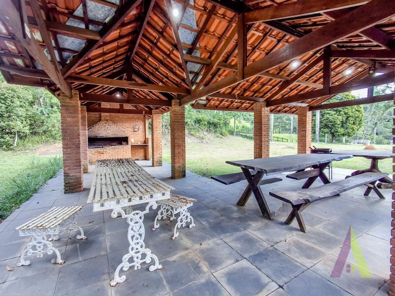 Sitio com fácil acesso e estrutura para criação de cavalos em São Roque!